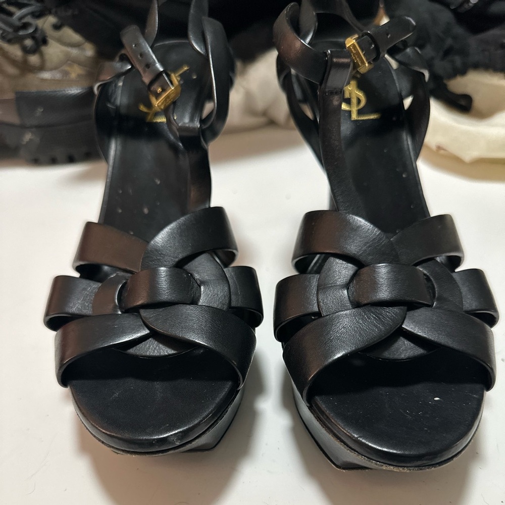 YVES SAINT LAURENT
Patent Leather Sandals